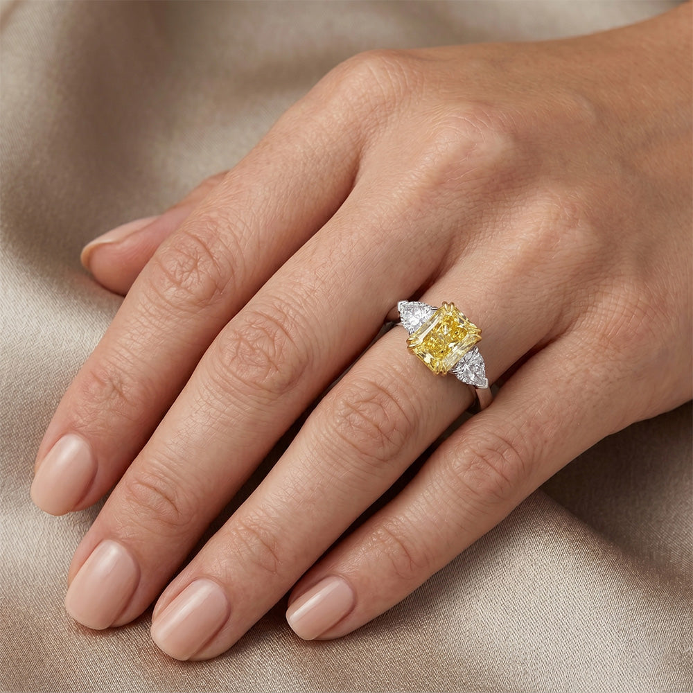 Diamante Canarino VVS Anello Tre Pietre – 2 carati in Oro