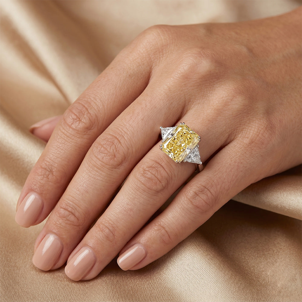 Diamante Giallo Canarino Taglio Radiant Anello Tre Pietre 4