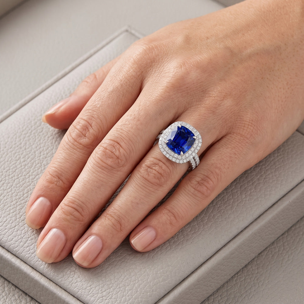 Doppio anello Halo con cuscino da 4,50 carati in zaffiro blu con gambo diviso in pavé