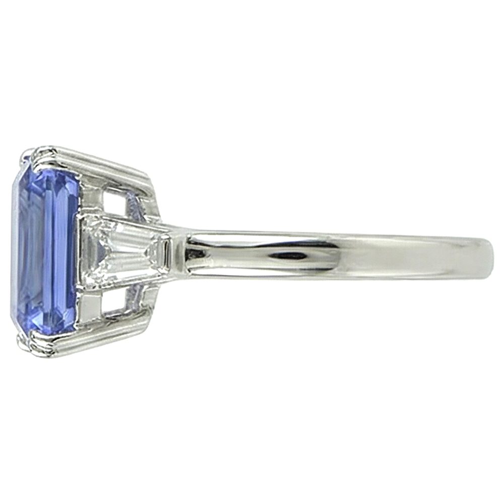 Fede nuziale con tre pietre di tanzanite e diamanti baguette da 2 ct