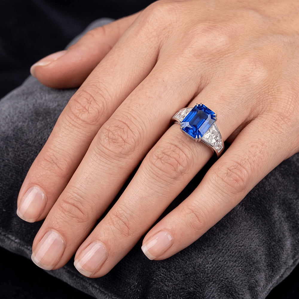 Fede nuziale con zaffiro radiante 5 carati con diamanti trapezoidali incastonati