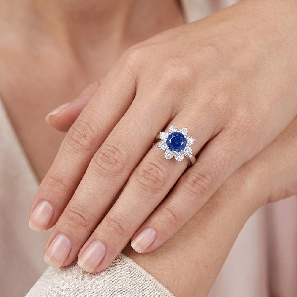 Fede nuziale in oro bianco 14K con zaffiro e diamanti a taglio rotondo da 2.45 ct