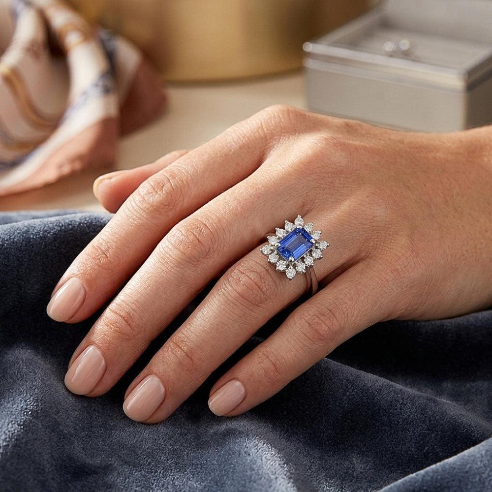 Fede nuziale stile fiore Halo 2,50 carati zaffiro blu e diamante smeraldo in oro bianco 14K