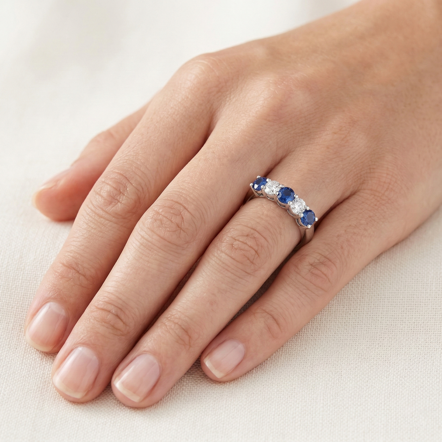 vero round diamante 1.50carati fede eternity su bianco