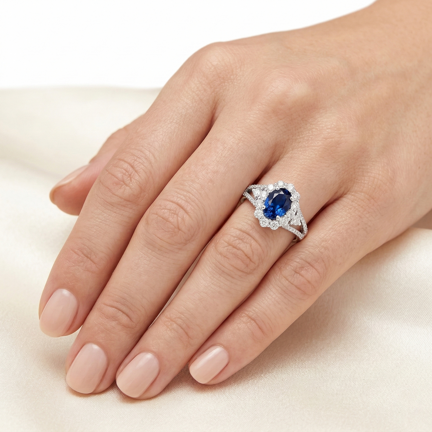 Fede nuziale ovale con zaffiro di Ceylon da 2 ct e diamante oro bianco 14K