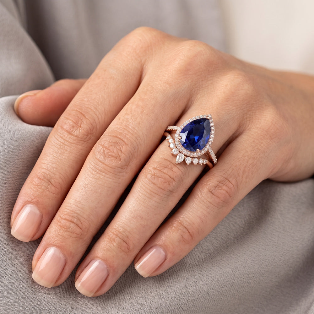 Fedi nuziali a forma di pera con zaffiro blu intenso e diamanti 4.50 carati