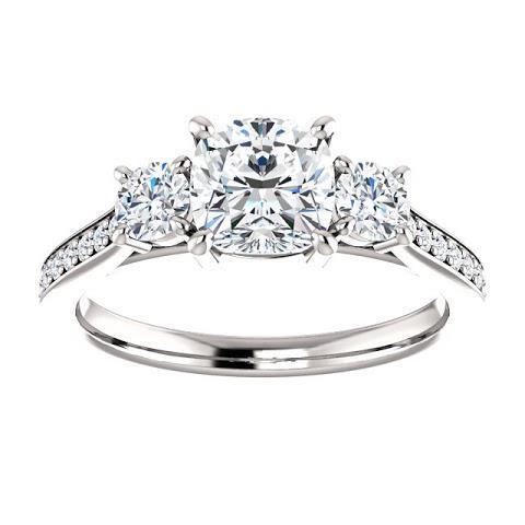Genuino Anello Di Fidanzamento Con 3 Pietre A Cuscino Da 1.90 Ct. In Oro Bianco