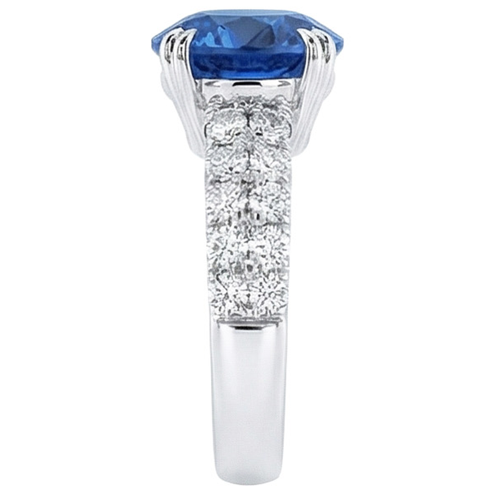 Grande anello rotondo con diamante. autentico zaffiro blu. 6 carati. con griffe in oro