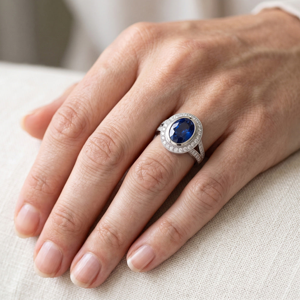 Grande zaffiro di Ceylon con diamanti da 4,75 ct Anello in oro bianco 14K