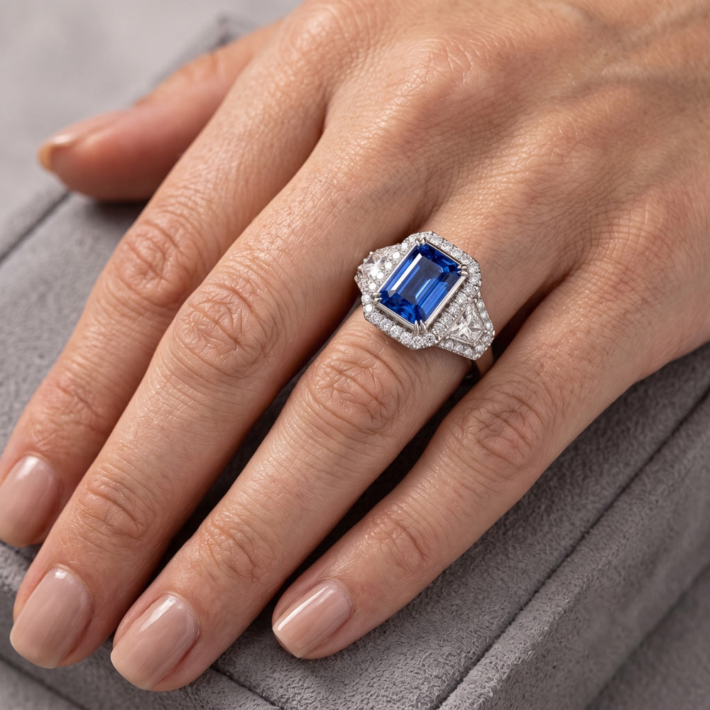 Halo Bezel Set Anello con zaffiro blu 4.50 carati Trapezio e diamante rotondo