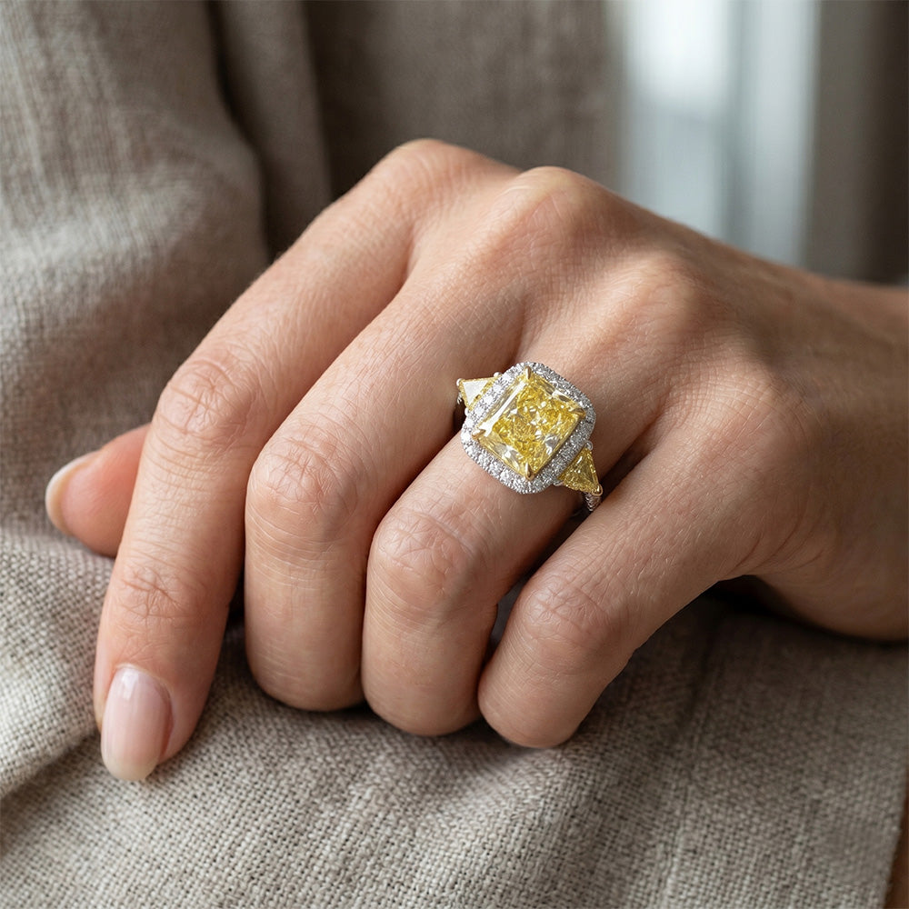 Luminoso Diamante Giallo Canarino Anello Halo 3,5 carati – Oro