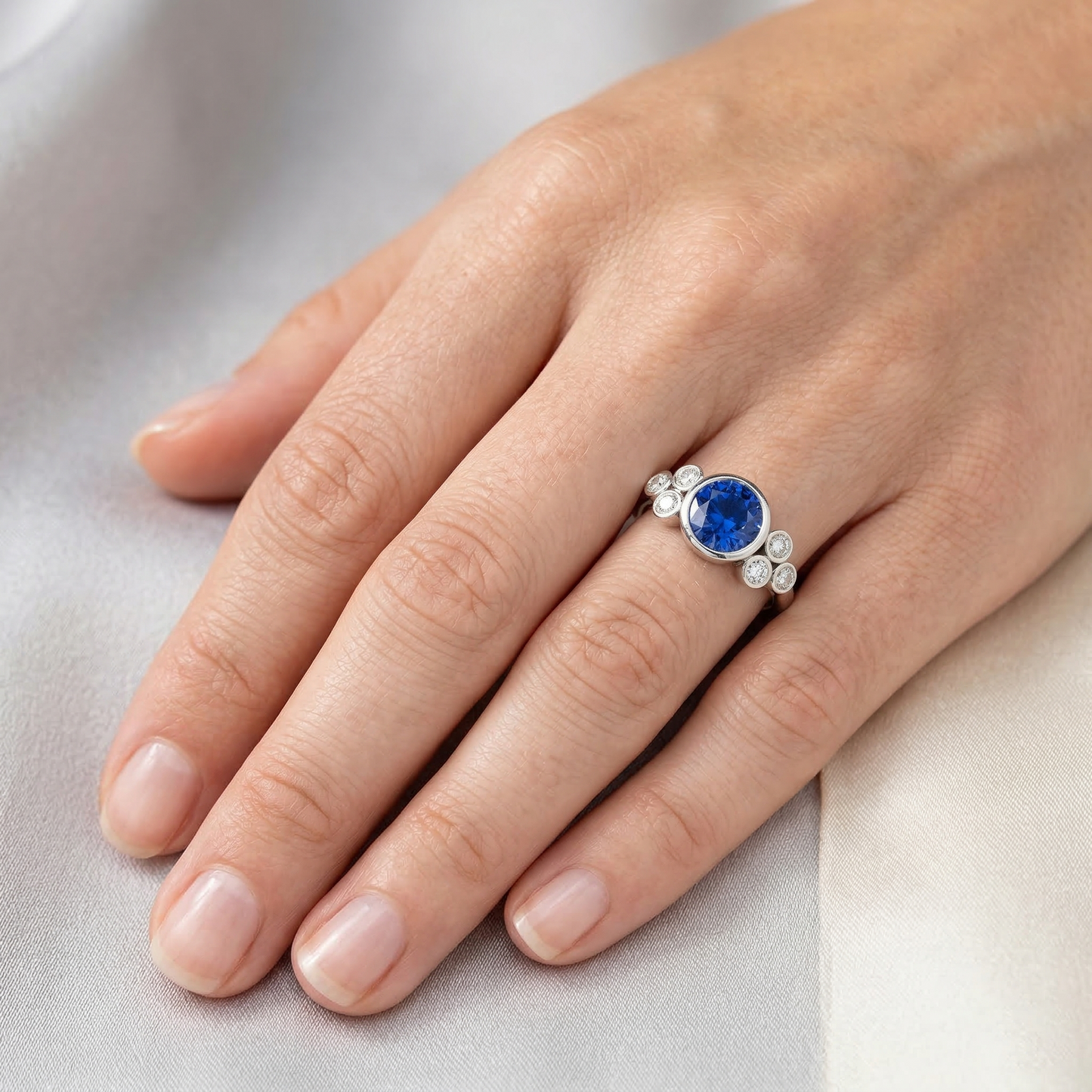 Lunetta Anello con zaffiro di Ceylon e diamanti Oro bianco 14K 2,70 Ct