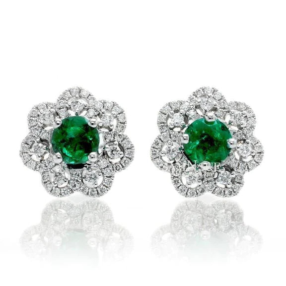 Orecchino da donna con Verde smeraldo rotondo con diamante a forma di aureola 5.50 carati