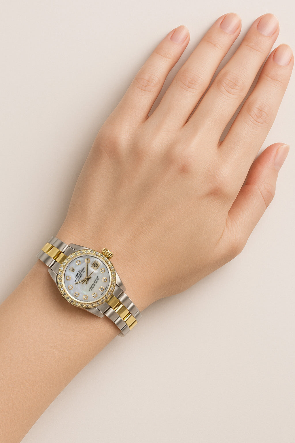 Orologio Rolex Datejust 26 mm con quadrante in madreperla bianca e diamanti, bracciale Oyster bicolore