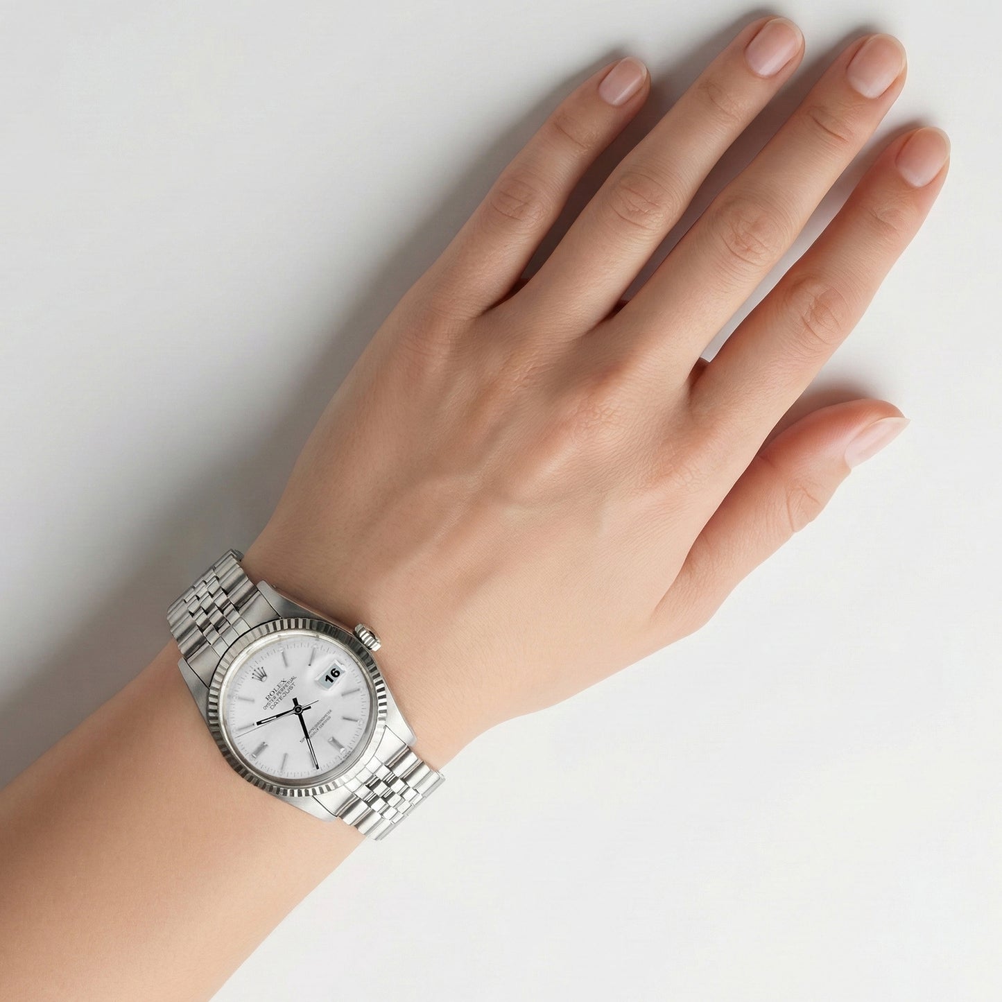 Orologio Rolex Datejust da uomo con quadrante argentato e lunetta scanalata, bracciale in acciaio inossidabile