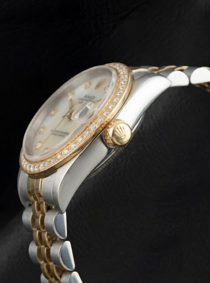 Orologio Rolex Datejust anno 2000 con quadrante in madreperla bianca e diamanti, cassa bicolore da 31 mm.