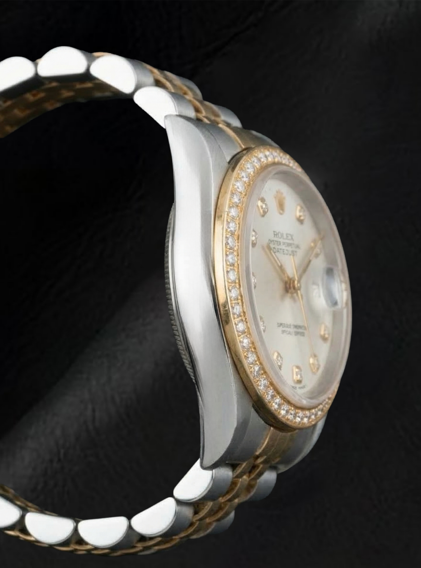 Orologio Rolex Datejust anno 2000 con quadrante in madreperla bianca e diamanti, cassa bicolore da 31 mm.