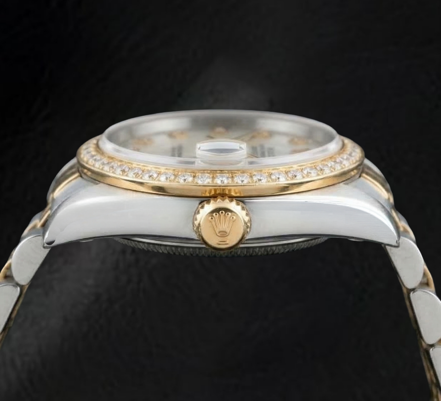 Orologio Rolex Datejust anno 2000 con quadrante in madreperla bianca e diamanti, cassa bicolore da 31 mm.