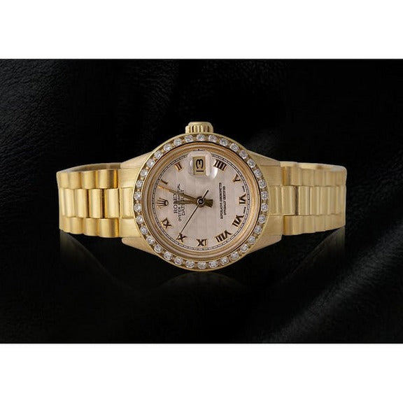 Orologio Rolex Datejust da donna con lunetta in diamanti e bracciale ostrica
