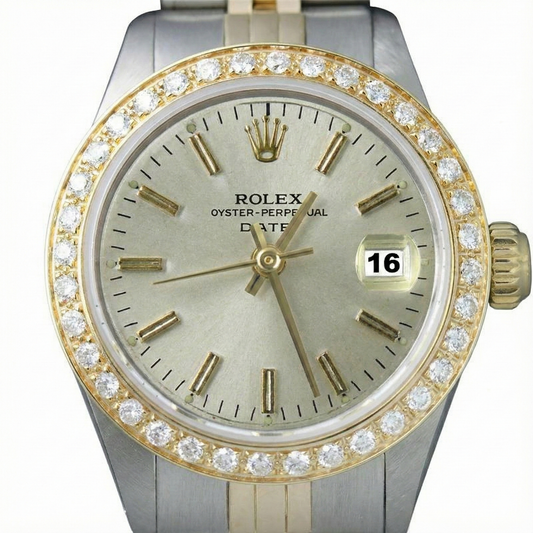 Orologio Rolex con lunetta in diamanti e quadrante bianco a bastoncino, bracciale giubileo bicolore