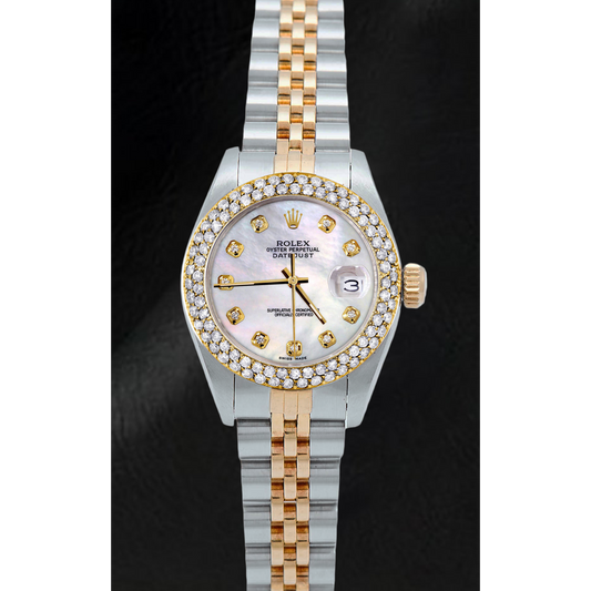Orologio da donna Rolex Datejust 26 mm in oro con quadrante in madreperla e lunetta con doppia fila di diamanti