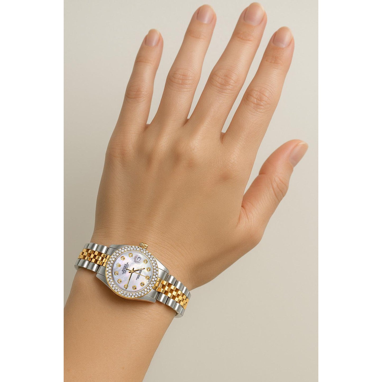 Orologio da donna Rolex Datejust 26 mm in oro con quadrante in madreperla e lunetta con doppia fila di diamanti P1