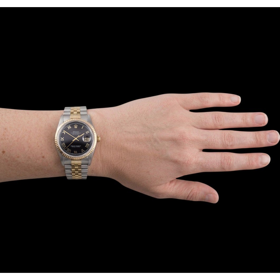 Orologio da donna Rolex Datejust 31 mm bicolore con quadrante nero e numeri romani.