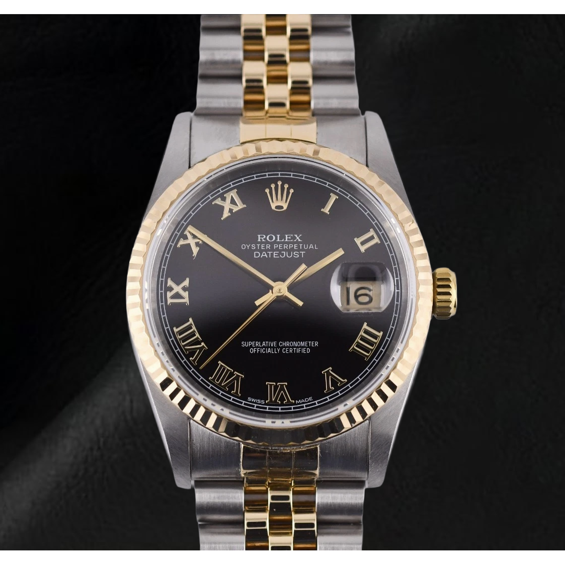Orologio da donna Rolex Datejust 31 mm bicolore con quadrante nero e numeri romani.