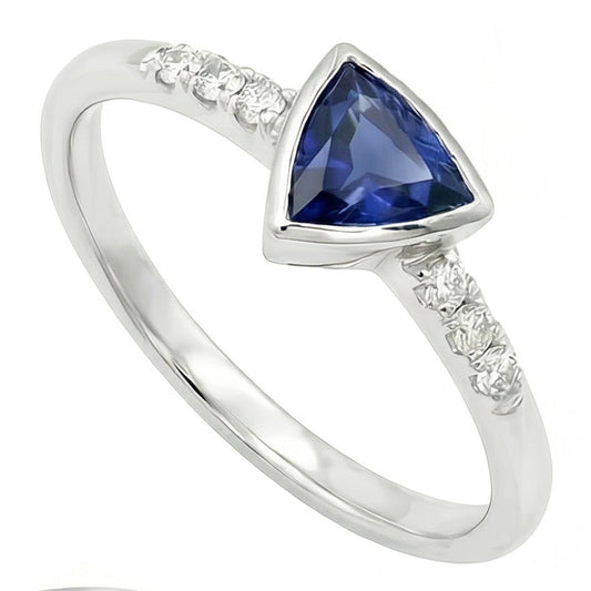 Piccolo anello rotondo con diamanti trilioni di castoni con zaffiro blu 0.75 carati