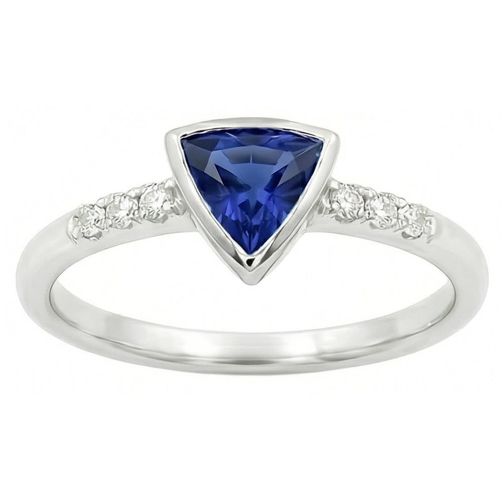Piccolo anello rotondo con diamanti trilioni di castoni con zaffiro blu 0.75 carati