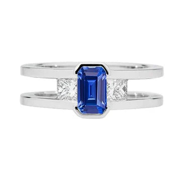 Princess Diamond 3 Stone Emerald Sapphire Ring 1,25 carati con gambo diviso con oro bianco 14K