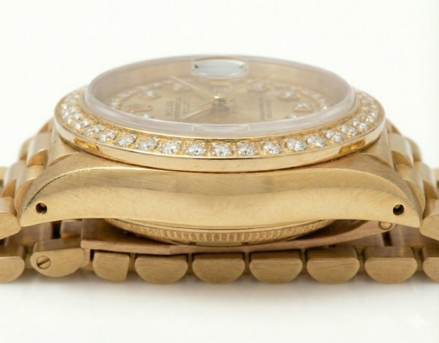 Quadrante con doppia fila di orologi Rolex modello Datejust con lunetta in diamanti, stilestile presidenziale