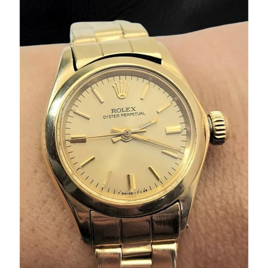 Rolex Oyster Perpetual 24 mm Orologio con quadrante a bastoncino champagne Bracciale Oyster in oro giallo