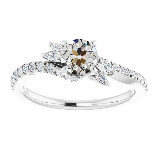 Diamante Fine Taglio Old Mine Solitario con Pietre Laterali in Oro 14 Carati Bianco – vista principale