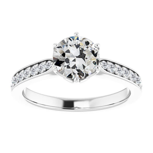 Diamante Cuscino Antico Solitario con Pietre Laterali in Oro 14 Carati Bianco – vista principale