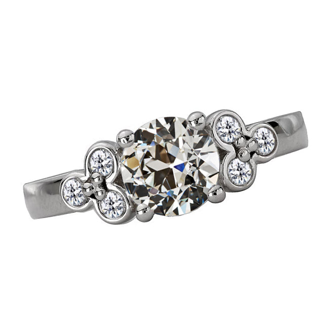 Brillante Cuscino Antico Solitario con Pietre Laterali in Oro Bianco 14K – vista principale