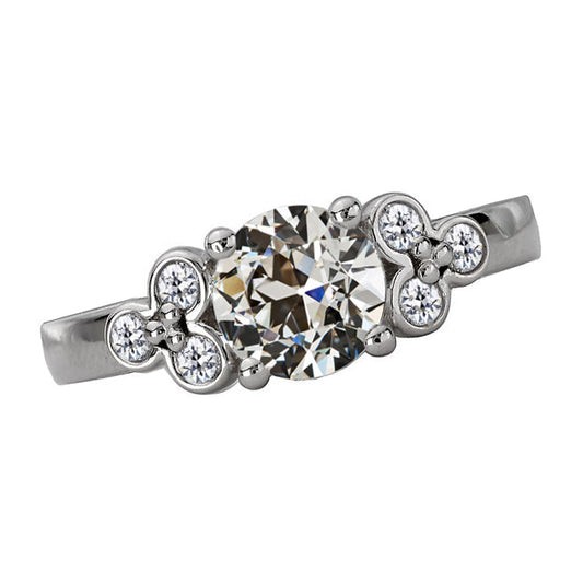 Brillante Cuscino Antico Solitario con Pietre Laterali in Oro Bianco 14K – vista principale