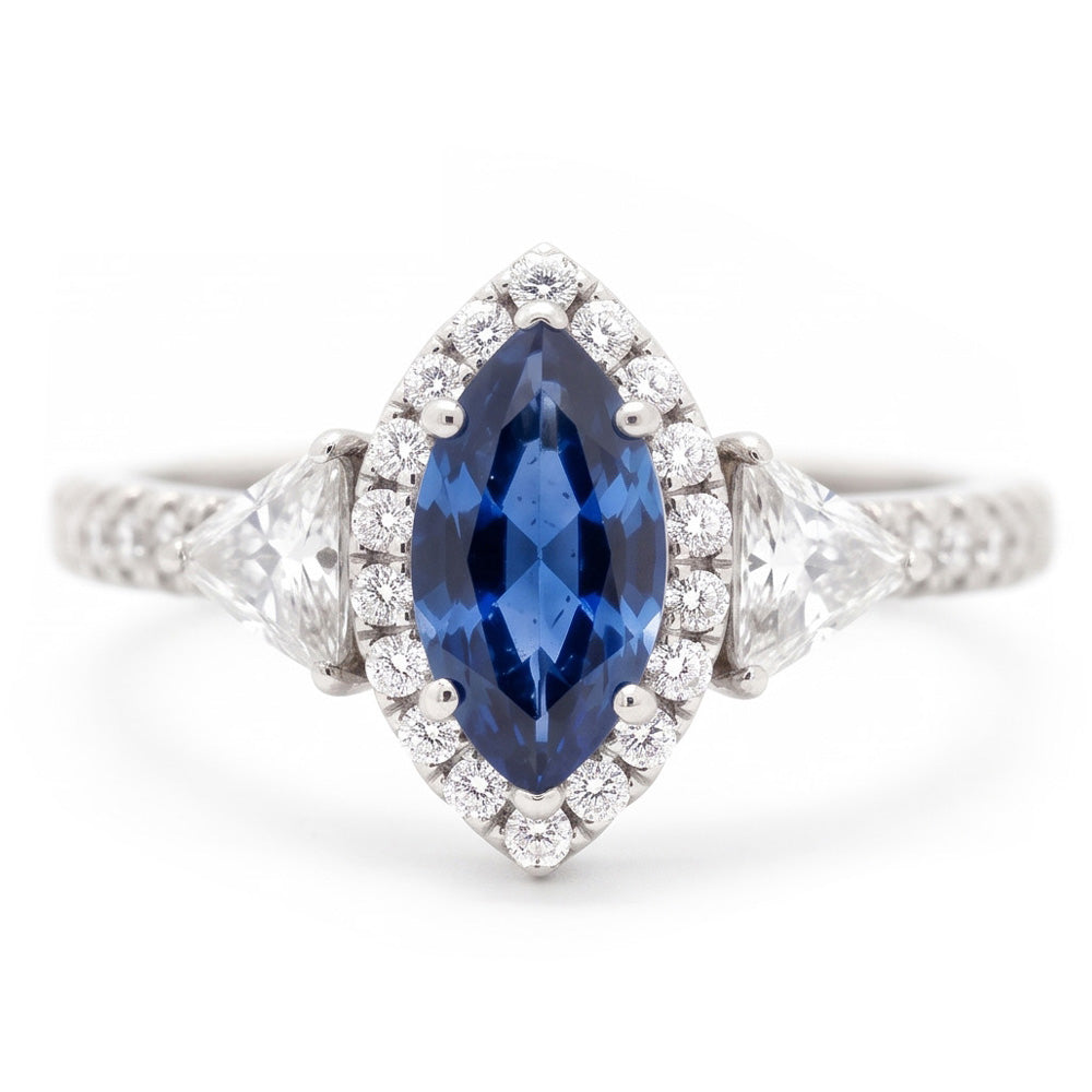 Anello di Fidanzamento con Zaffiro Blu Naturale Taglio Marquise da 3 Carati Halo a Tre Pietre in Platino