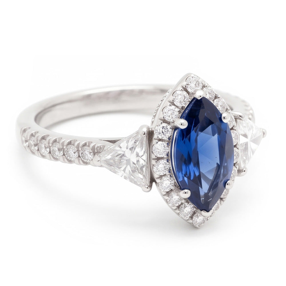 Anello di Fidanzamento con Zaffiro Blu Naturale Taglio Marquise da 3 Carati Halo a Tre Pietre in Platino
