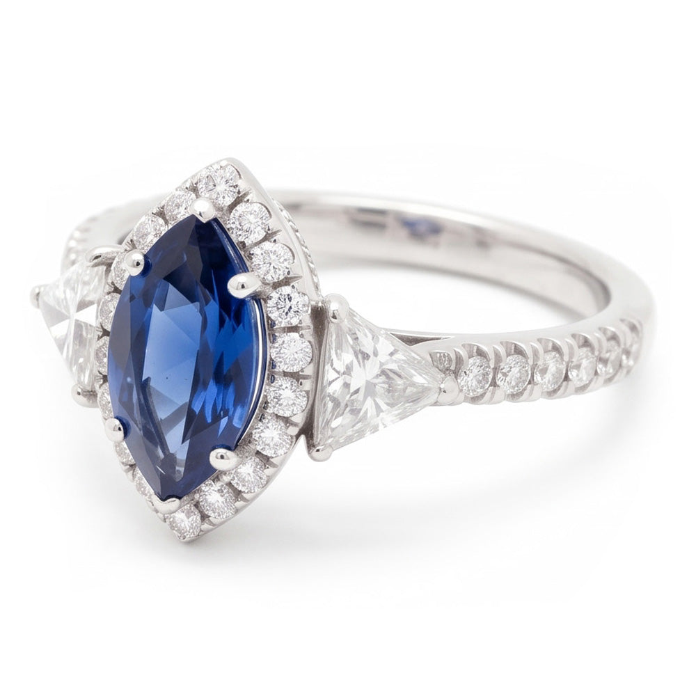 Anello di Fidanzamento con Zaffiro Blu Naturale Taglio Marquise da 3 Carati Halo a Tre Pietre in Platino