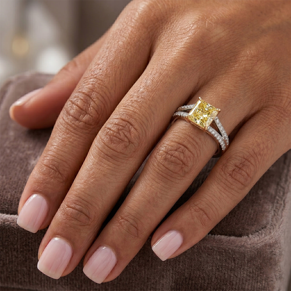 Scintillante Anello Solitario con Accenti – Diamante Giallo