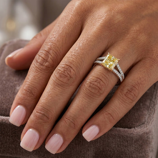 Scintillante Anello Solitario con Accenti – Diamante Giallo