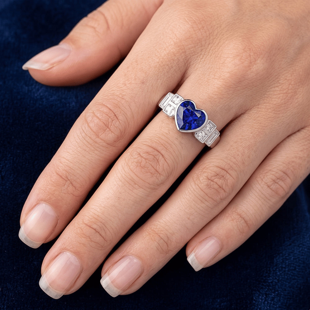 Set di castoni per anello con zaffiro blu a cuore con diamanti baguette da donna. 2.50 carati