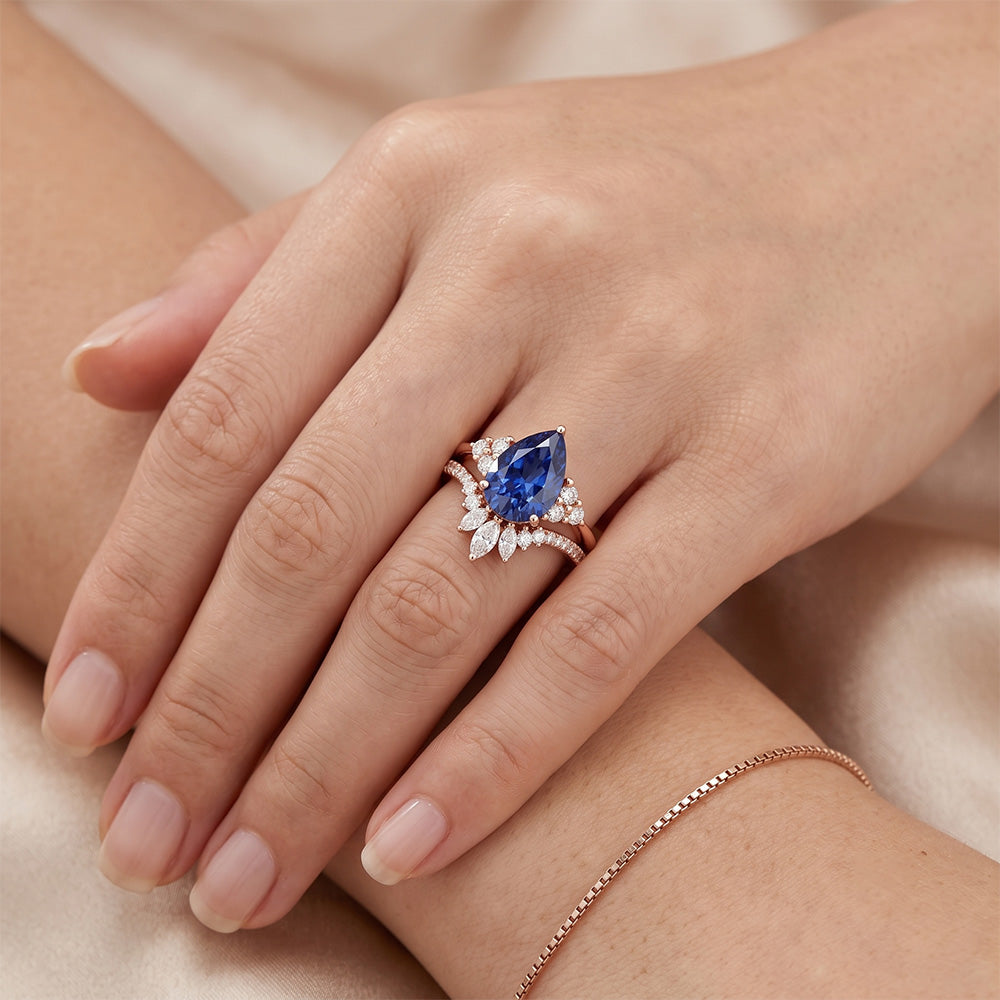 Set di fedi nuziali con zaffiro blu marquise da 4 carati e diamanti tondi