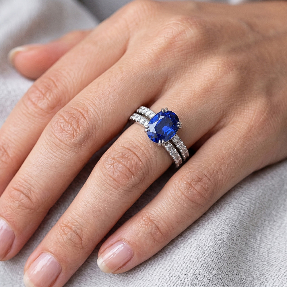 Set di fedi nuziali da donna in oro con diamanti e zaffiro blu ovale. 4.50 carati