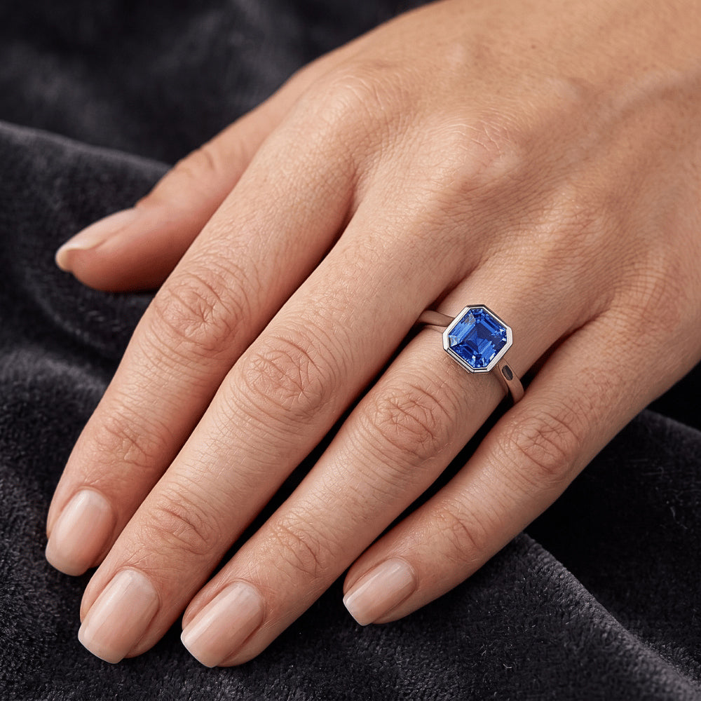 Solitario per donne. Set di lunette da 1 carato. anello con zaffiro blu naturale e oro bianco 14K