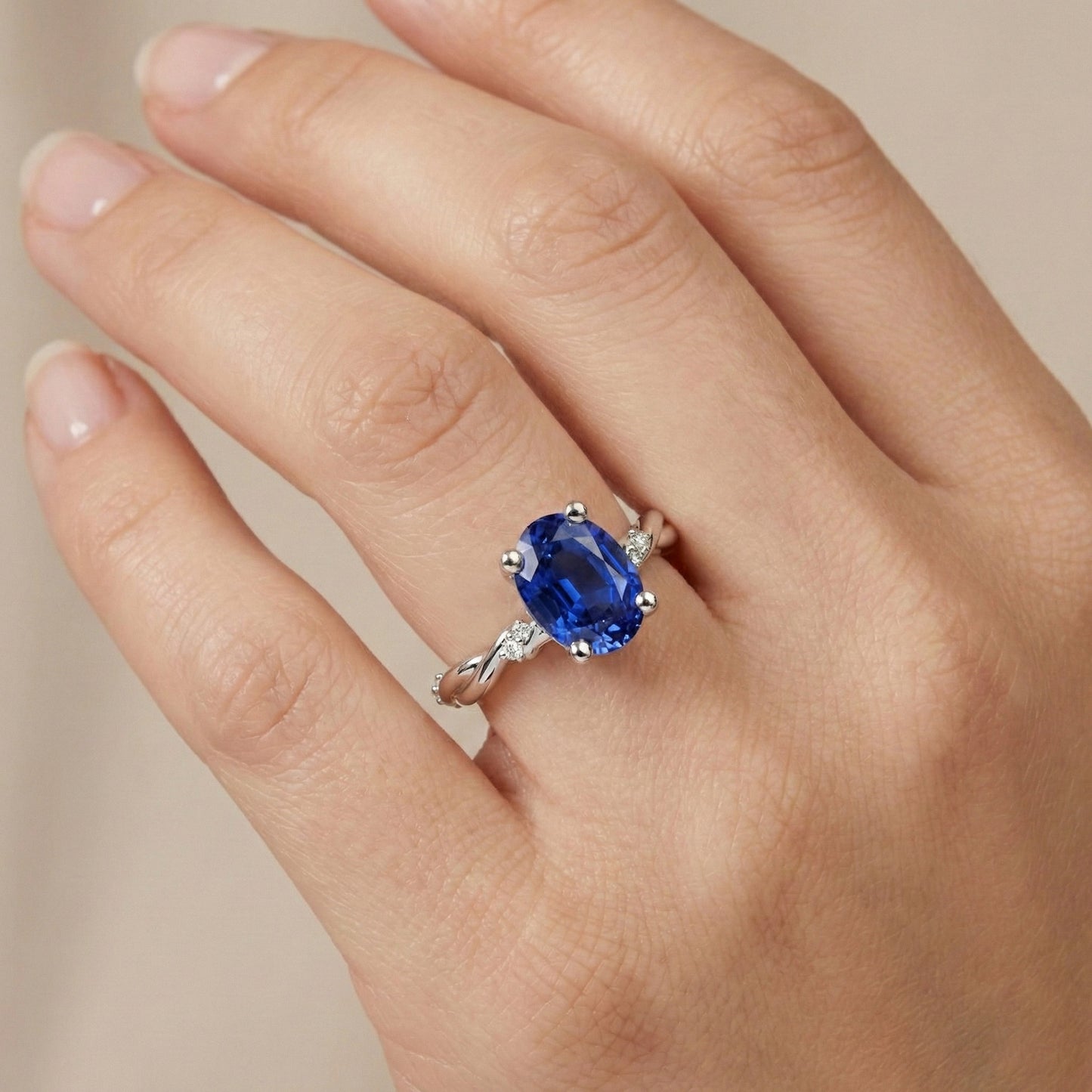 Solitario Ovale Blu Zaffiro Con Accenti Anello Twist Style 3.50 Carati