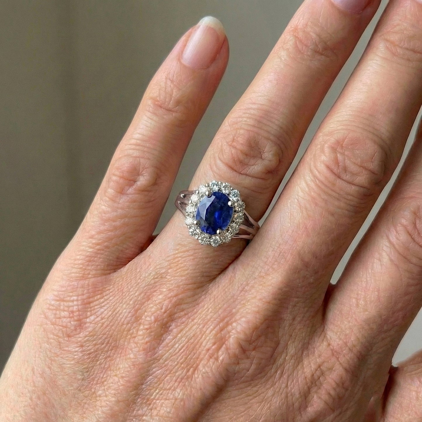 Solitario con accento 2.40 carati zaffiro di Ceylon con anello di diamanti