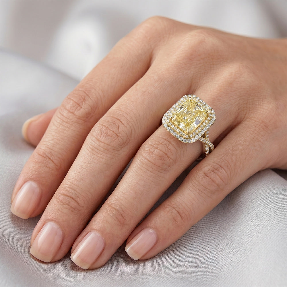 Taglio Radiant Anello con Pavé Halo – Diamante Giallo Fancy 4,75