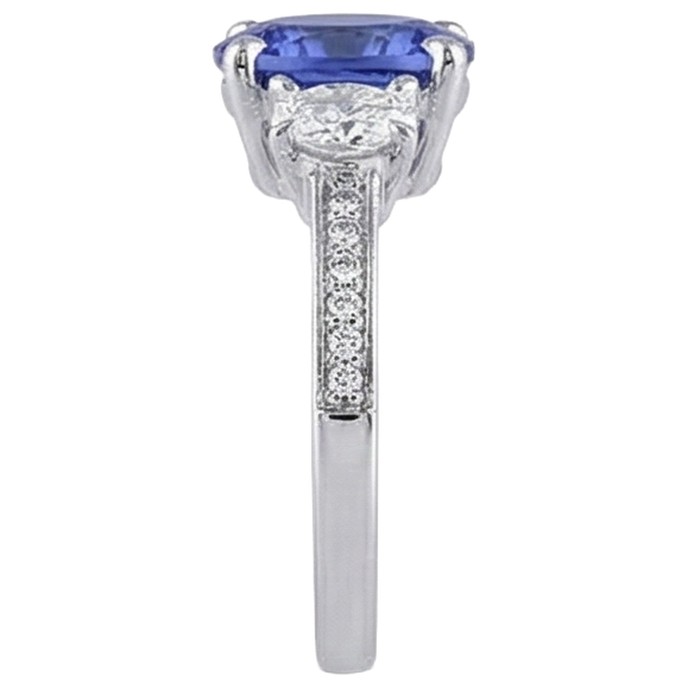 Taglio ovale 4.50 ct. Anello in stile tanzanite con diamanti 3 pietre 14K